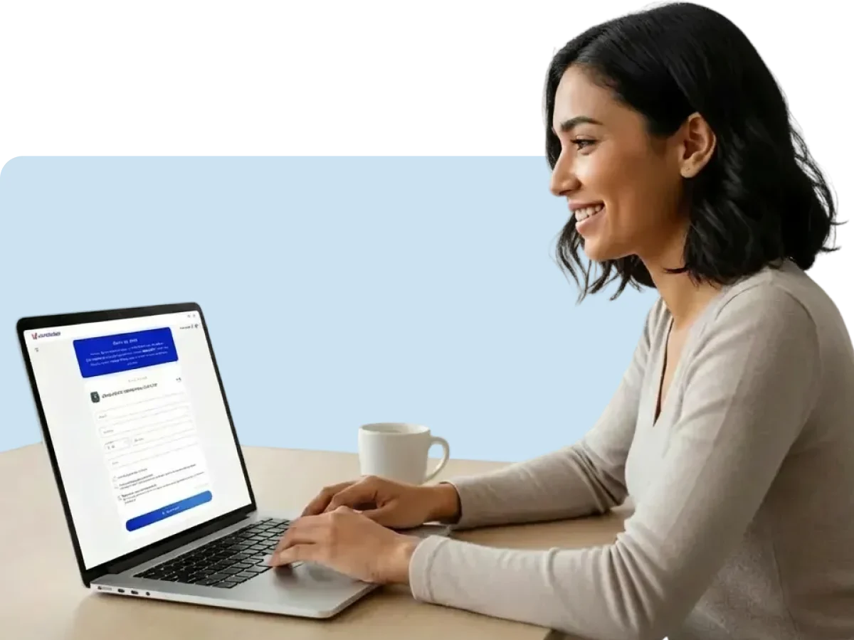 Donna sorridente seduta a un tavolo mentre utilizza un laptop con il modulo di Wishraiser dona un voto aperto sullo schermo