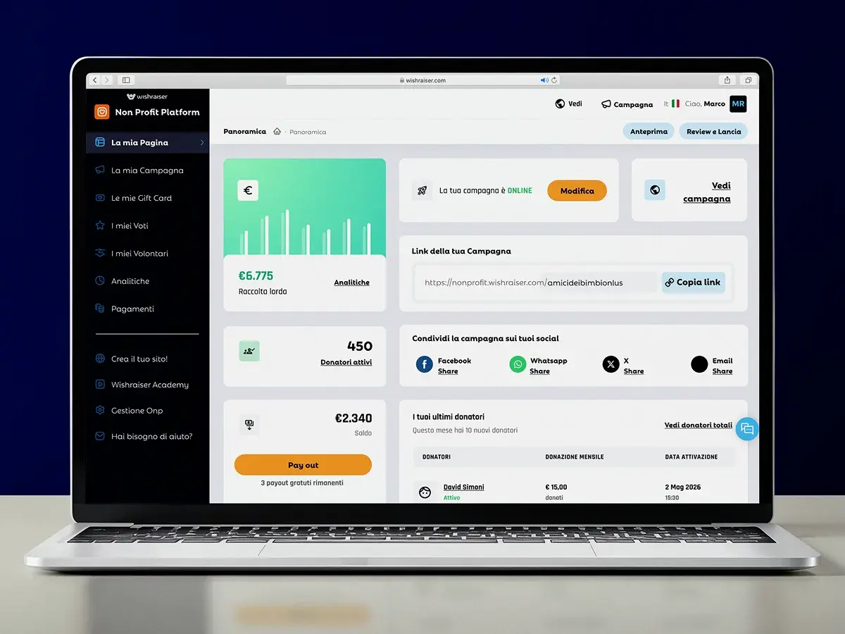 Laptop che mostra la dashboard della Non Profit Platform di Wishraiser con statistiche, donatori e strumenti di gestione campagne